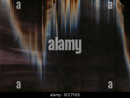 Rumore statico. Vibrazione sfocata del glitch. Sfondo digitale. Display nero graffiato con linee a zigzag arcobaleno brillanti e sfocate. Foto Stock