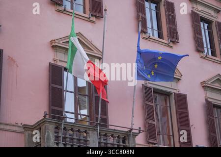 Le bandiere italiane ed europee appese fuori dal Palazzo della Prefettura, Viterbo, Italia Foto Stock