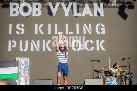 Newquay, Cornovaglia, Regno Unito. 10 agosto 2025. Polemica e impegno Bob Vylan al duo Punk rap Boardmasters 2025 Bob Vylan si esibisce al Boardmasters Festival di Newquay domenica 10 agosto, nonostante le intense reazioni pubbliche e le polemiche politiche che circondano la loro recente apparizione a Glastonbury. Crediti: Cornwall News Images/Alamy Live News Foto Stock