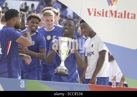Chelsea, Londra, Regno Unito. 10 agosto 2025. I giocatori del Chelsea festeggiano con il trofeo Visit Malta Weekender dopo aver vinto 4-1 durante il Chelsea Football Club vs. AC Milan durante l'amichevole ÔVisit Malta WeekenderÕ allo Stamford Bridge, Londra, Regno Unito Credit: Motofoto/Alamy Live News Foto Stock