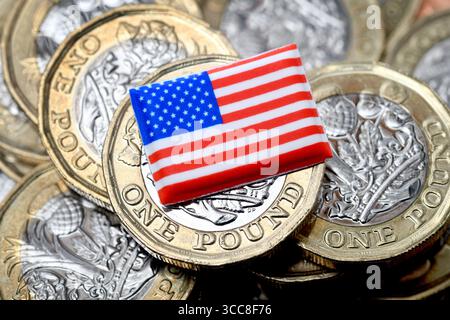 LE MONETE DA UNA STERLINA BRITANNICA CON STELLE E STRISCE AMERICANE RAPPRESENTANO LE TARIFFE USA PER IL TASSO DI CAMBIO DEL DOLLARO DELL'ECONOMIA ETC UK Foto Stock