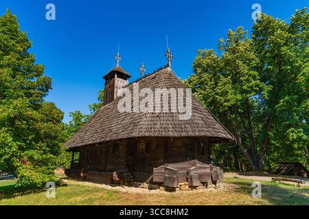 Edificio nel Museo Nazionale del Villaggio "Dimitrie gusti", un museo etnografico all'aperto a Bucarest, Romania Foto Stock