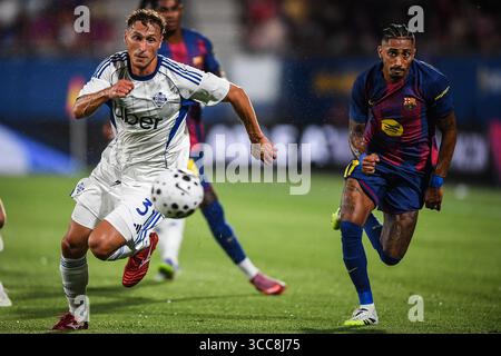 Barcellona, Espagne. 10 agosto 2025. Alex VALLE di Como 1907 e Raphael DIAS BELLOLI (Raphinha) di Barcellona durante il Joan Gamper Trophy, amichevole di calcio tra FC Barcelona e Como 1907 il 10 agosto 2025 all'Estadi Johan Cruyff di Barcellona, Spagna - Photo Matthieu Mirville (Sergio Ros)/DPPI Credit: DPPI Media/Alamy Live News Foto Stock