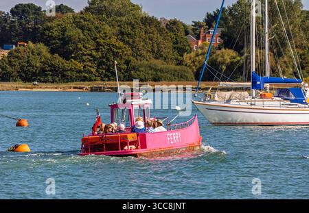 La piccola rosa luminoso livrea vintage Hamble a Warsash traghetti passeggeri che attraversa il fiume Hamble come esso si unisce il Solent, south coast Inghilterra, Regno Unito Foto Stock