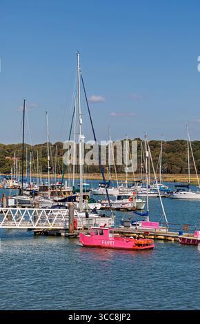 La piccola rosa luminoso livrea vintage Hamble a Warsash traghetti passeggeri che attraversa il fiume Hamble come esso si unisce il Solent, south coast Inghilterra, Regno Unito Foto Stock