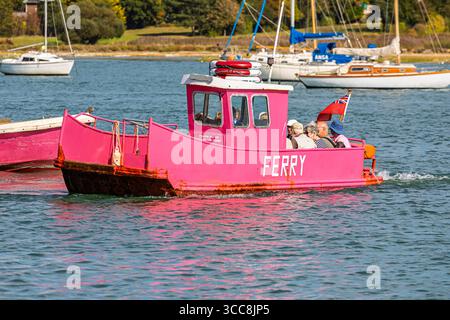 La piccola rosa luminoso livrea vintage Hamble a Warsash traghetti passeggeri che attraversa il fiume Hamble come esso si unisce il Solent, south coast Inghilterra, Regno Unito Foto Stock
