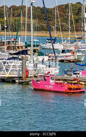 La piccola rosa luminoso livrea vintage Hamble a Warsash traghetti passeggeri che attraversa il fiume Hamble come esso si unisce il Solent, south coast Inghilterra, Regno Unito Foto Stock