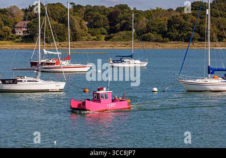 La piccola rosa luminoso livrea vintage Hamble a Warsash traghetti passeggeri che attraversa il fiume Hamble come esso si unisce il Solent, south coast Inghilterra, Regno Unito Foto Stock
