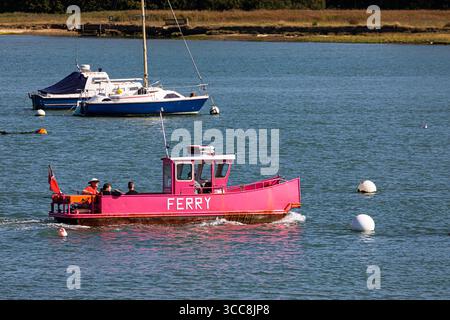 La piccola rosa luminoso livrea vintage Hamble a Warsash traghetti passeggeri che attraversa il fiume Hamble come esso si unisce il Solent, south coast Inghilterra, Regno Unito Foto Stock