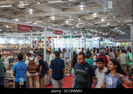 Nuova Delhi, India. 10 agosto 2025. Una vista affollata alla Fiera del Libro di Delhi 2025, che si tiene al Bharat Mandapam (Centro Congressi). La Delhi Book Fair 2025, organizzata dall'India Trade Promotion Organization, mira a fornire una piattaforma eccellente per editori, distributori ed espositori alleati in un ambiente di business altamente favorevole presso il prestigioso Bharat Mandapam. La fiera svolge un ruolo fondamentale nel ribadire il potere della penna e della parola stampata, ed è stata riconosciuta come la più grande bonanza libraria, attesa con impazienza da studenti, insegnanti, studiosi, autori, intellettuali, libra Foto Stock