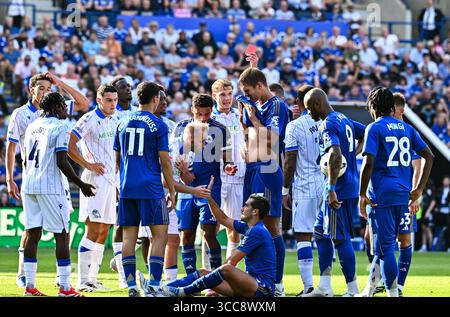 King Power Stadium, Leicester, Regno Unito. 10 agosto 2025. EFL Championship Football, Leicester City contro Sheffield Wednesday; l'arbitro Matthew Donohue rilascia un cartellino rosso a Barry Bannan di Sheffield Wednesday per un secondo attacco prenotabile Credit: Action Plus Sports/Alamy Live News Foto Stock