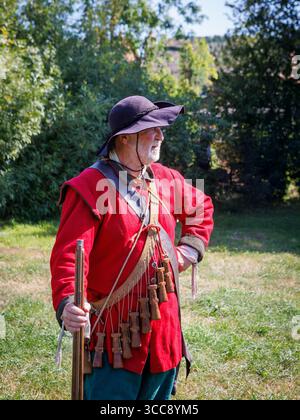 Il Sealed Knot rimise in atto la guerra civile del XVII secolo di Culcheth nel Cheshire, dove realisti e parlamentari si scontrarono in battaglia. Foto Stock