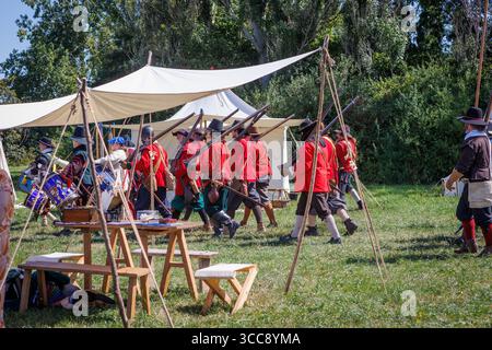 Il Sealed Knot rimise in atto la guerra civile del XVII secolo di Culcheth nel Cheshire, dove realisti e parlamentari si scontrarono in battaglia. Foto Stock