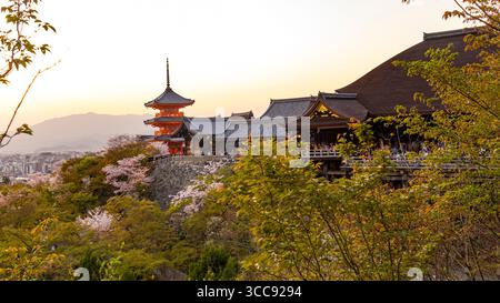 Vista della pagoda a tre piani Kiyomizu-dera Sanjunoto al tramonto, Kiyomizu-dera, tempio buddista, Kiyomizu, Higashiyama Ward, Kyoto, Kansai, Honshu, Giappone Foto Stock
