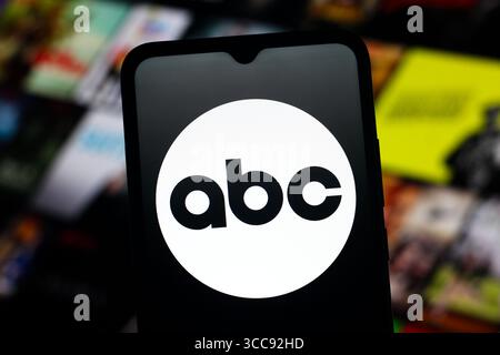 In questa immagine, il logo ABC (American Broadcasting Company) viene visualizzato sullo schermo di uno smartphone. Foto Stock