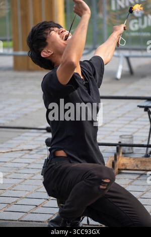 Artisti di strada in azione al 2025 Edinburgh Fringe. Foto Stock