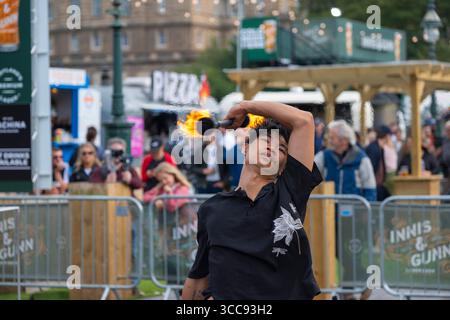 Artisti di strada in azione al 2025 Edinburgh Fringe. Foto Stock