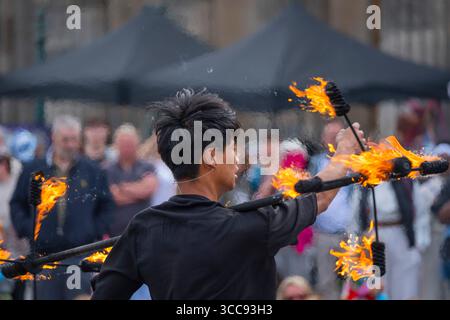 Artisti di strada in azione al 2025 Edinburgh Fringe. Foto Stock