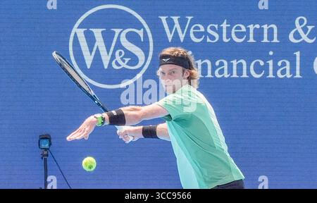 MASON, OH - AUG 10: Learner Tien (USA) restituisce un tiro ad Andrey Rublev (non nella foto) durante il secondo round di singolare maschile al Cincinnati Open 2025 al Lindner Family Tennis Center il 10 agosto 2025. Crediti: AKPhoto/Alamy Live News Foto Stock