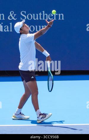 MASON, OH - AUG 10: Learner Tien (USA) serve Andrey Rublev (non nella foto) durante il secondo round di singolare maschile al Cincinnati Open 2025 al Lindner Family Tennis Center il 10 agosto 2025. Crediti: AKPhoto/Alamy Live News Foto Stock