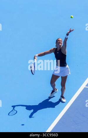 MASON, OH - AUG 10: Maria Sakkari (GRE) serve a Jasmine Paolini (non nella foto) durante il secondo round di singolare femminile al Cincinnati Open 2025 al Lindner Family Tennis Center il 10 agosto 2025. Crediti: AKPhoto/Alamy Live News Foto Stock