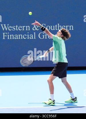 MASON, OH - AUG 10: Andrey Rublev serve all'allievo Tien (non nella foto) durante il secondo turno di singolare maschile al Cincinnati Open 2025 al Lindner Family Tennis Center il 10 agosto 2025. Crediti: AKPhoto/Alamy Live News Foto Stock