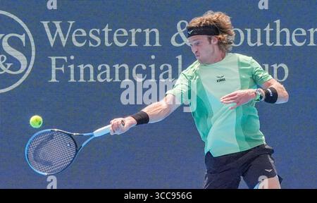 MASON, OH - AUG 10: Learner Tien (USA) restituisce un tiro ad Andrey Rublev (non nella foto) durante il secondo round di singolare maschile al Cincinnati Open 2025 al Lindner Family Tennis Center il 10 agosto 2025. Crediti: AKPhoto/Alamy Live News Foto Stock