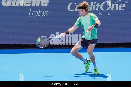 MASON, OH - AUG 10: Learner Tien (USA) restituisce un tiro ad Andrey Rublev (non nella foto) durante il secondo round di singolare maschile al Cincinnati Open 2025 al Lindner Family Tennis Center il 10 agosto 2025. Crediti: AKPhoto/Alamy Live News Foto Stock