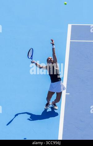 MASON, OH - AUG 10: Maria Sakkari (GRE) serve a Jasmine Paolini (non nella foto) durante il secondo round di singolare femminile al Cincinnati Open 2025 al Lindner Family Tennis Center il 10 agosto 2025. Crediti: AKPhoto/Alamy Live News Foto Stock