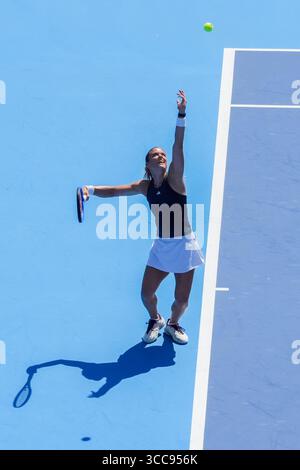 MASON, OH - AUG 10: Maria Sakkari (GRE) serve a Jasmine Paolini (non nella foto) durante il secondo round di singolare femminile al Cincinnati Open 2025 al Lindner Family Tennis Center il 10 agosto 2025. Crediti: AKPhoto/Alamy Live News Foto Stock