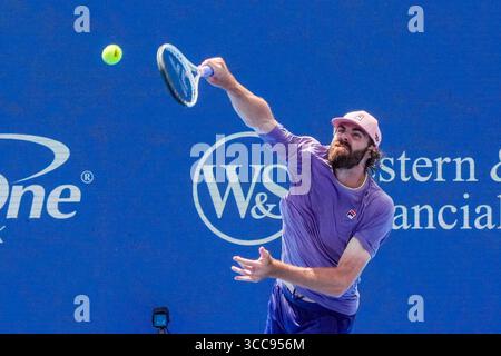 MASON, OH - AUG 10: Reilly Opelka (USA) serve ad Alex De Minaur (non nella foto) durante il secondo round di singolare maschile al Cincinnati Open 2025 al Lindner Family Tennis Center il 10 agosto 2025. Crediti: AKPhoto/Alamy Live News Foto Stock