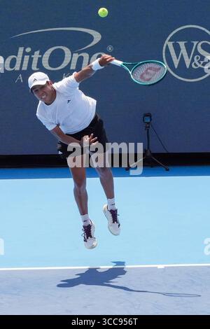 MASON, OH - AUG 10: Learner Tien (USA) serve Andrey Rublev (non nella foto) durante il secondo round di singolare maschile al Cincinnati Open 2025 al Lindner Family Tennis Center il 10 agosto 2025. Crediti: AKPhoto/Alamy Live News Foto Stock