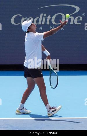 MASON, OH - AUG 10: Learner Tien (USA) serve Andrey Rublev (non nella foto) durante il secondo round di singolare maschile al Cincinnati Open 2025 al Lindner Family Tennis Center il 10 agosto 2025. Crediti: AKPhoto/Alamy Live News Foto Stock