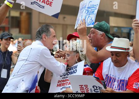 New York, Stati Uniti. 10 agosto 2025. NEW YORK, NEW YORK - 10 AGOSTO 2025: Andrew Cuomo marcia lungo Avenue of the Americas durante la Dominican Day Parade a Manhattan. L'annuale National Dominican Day Parade celebra il patrimonio dominicano e l'unità delle comunità dominicane e americane, attirando migliaia di spettatori lungo il percorso dalla 39th Street alla 54th Street. (Foto: Luiz Rampelotto/EuropaNewswire/Sipa USA) credito: SIPA USA/Alamy Live News Foto Stock
