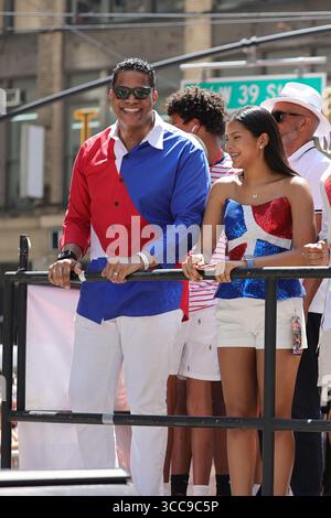 New York, New York, Stati Uniti. 10 agosto 2025. NEW YORK, NEW YORK '' " 10 AGOSTO 2025: Jandy Ventura marcia lungo Avenue of the Americas durante la Dominican Day Parade a Manhattan. L'annuale National Dominican Day Parade celebra il patrimonio dominicano e l'unità delle comunità dominicane e americane, attirando migliaia di spettatori lungo il percorso dalla 39th Street alla 54th Street. Crediti: ZUMA Press, Inc./Alamy Live News Foto Stock