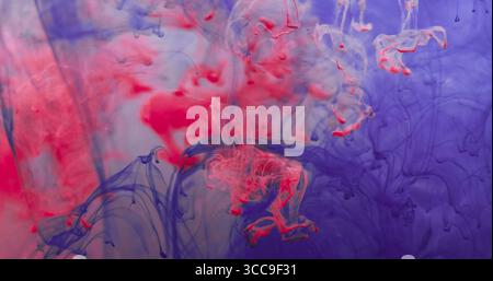 Gocciolamento di liquido di fumo. Mix di inchiostro. Emulsione di nebbia rosso rosa viola, consistenza, sfocato flusso d'acqua. La caduta di pigmenti nebulizza lo sfondo astratto della fantasia. Foto Stock