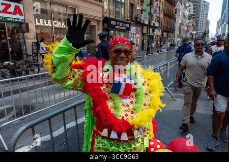 New York, Stati Uniti. 10 agosto 2025. Un partecipante a un costume posa alla Dominican Day Parade sulla 6th Avenue il 10 agosto 2025 a New York. La National Dominican Day Parade ha celebrato 43 anni di marcia sulla Sixth Avenue a Manhattan. La sfilata celebra la cultura, il folklore e le tradizioni dominicane. Credito: SOPA Images Limited/Alamy Live News Foto Stock