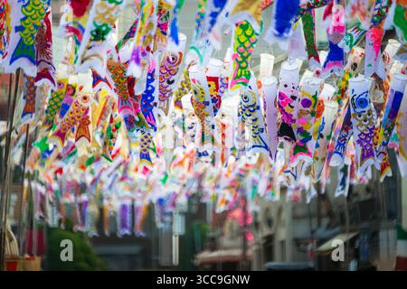 Colorati "Koinobori" (in giapponese) a Kawagoe, Saitama, Giappone Foto Stock