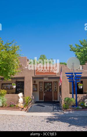 Abiquiuí Inn, Abiquiuí, New Mexico. Abiquiú è apprezzata dai viaggiatori per la sua vicinanza a canyon, fiumi e montagne. Foto Stock