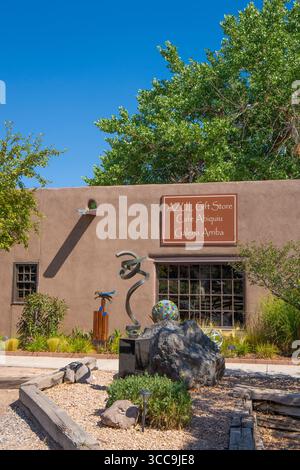 Abiquiuí Inn, Abiquiuí, New Mexico. Abiquiú è apprezzata dai viaggiatori per la sua vicinanza a canyon, fiumi e montagne. Foto Stock