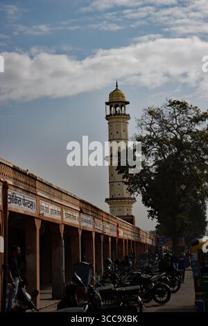 JAIPUR, RAJASTHAN, INDIA - 3 FEBBRAIO 2024 vecchio edificio nel centro della città Foto Stock