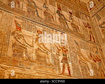 Colorate opere d'arte all'interno del Tempio di Hathor a Dendera Foto Stock