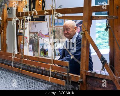 Il Maestro tessitore mostra Donegal tweed su un telaio di legno al Triona Donegal Tweed Centre, Ardara, Donegal, Irlanda, durante una dimostrazione di negozio pubblico Foto Stock