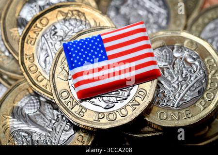 LE MONETE DA UNA STERLINA BRITANNICA CON BANDIERA AMERICANA SONO SOGGETTE A DAZI STATUNITENSI CHE SCAMBIANO IL TASSO DI CAMBIO DEL DOLLARO ECONOMICO ETC UK Foto Stock