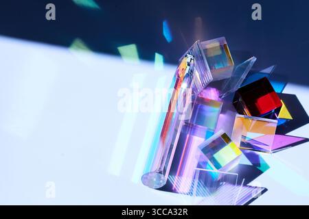 Arcobaleno. Prismi colorati che diffondono la luce su uno sfondo minimalista. Foto Stock