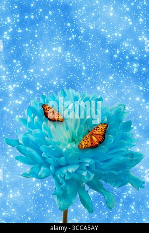 Farfalle blu appoggiate su un delicato fiore blu in un ambiente naturale, simboleggiando bellezza, fragilità e trasformazione Foto Stock