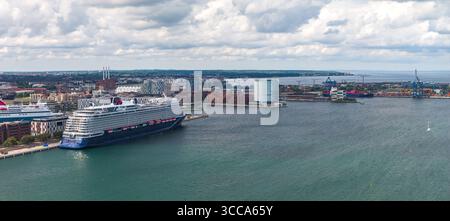 Vista aerea del porto di Copenaghen con navi da crociera ed edifici moderni Foto Stock