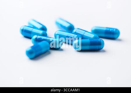 Capsule di aminoacidi su sfondo luminoso. Messa a fuoco morbida. Primo piano. Copia spazio. Foto Stock