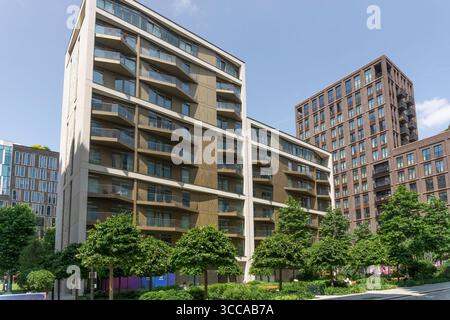 Jellicoe Gardens, Lewis Cubitt Walk. Vista degli appartamenti Luma House. Progettato da Squire & Partners e completato nel 2020. Foto Stock
