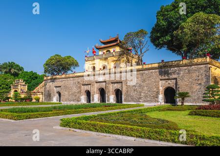 Doan Mon, la porta principale della Cittadella Imperiale di Thang Long ad Hanoi, Vietnam. Traduzione: 'Doan Mon' Foto Stock